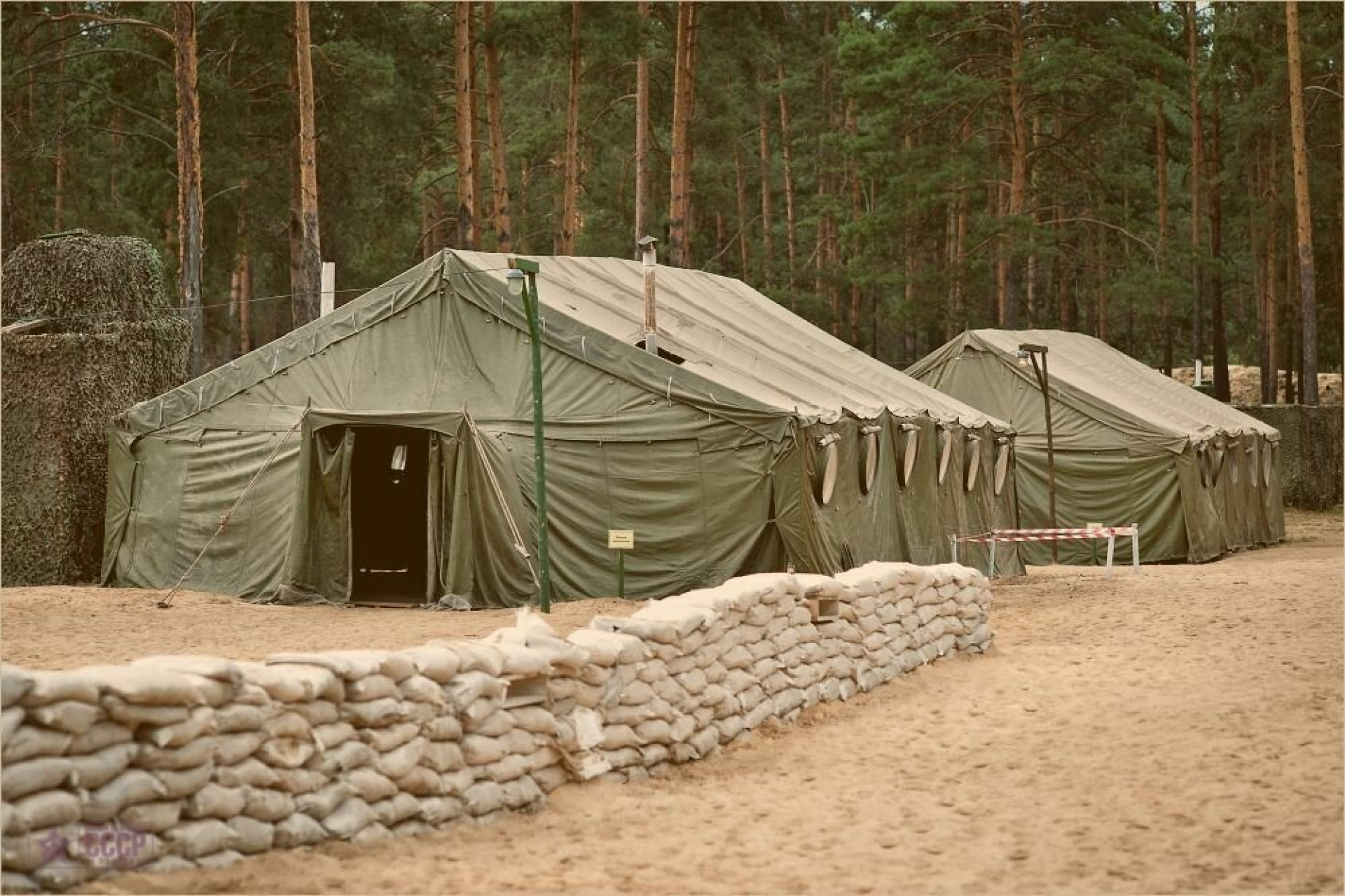 Пассивная база. Военный полевой лагерь РФ. Армейский полевой лагерь палаточный. Армейская палатка полигон-40. Военный полевой лагерь армии полигон.